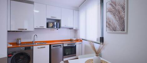 Kylskåp, mikrovågsugn, ugn och spishäll