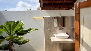 Alpehytte, balkong, utsikt mot innsjø | Bad