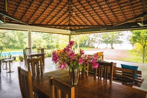 Outdoor dining - Magalle Wewa Villa by Tequila Holidays (Nikaweratiya)
