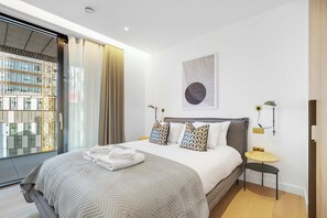 2 slaapkamers, een bureau, een strijkplank/strijkijzer, reisbedje