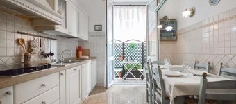 Very large 170m2 • 1.5 bathrooms with Hammam • Up to 10 guests • Private parking