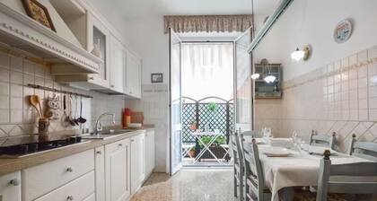 Very large 170m2 âą 1.5 bathrooms with Hammam âą Up to 10 guests âą Private parking