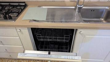 KylskÄp, mikrovÄgsugn, ugn och spishÀll