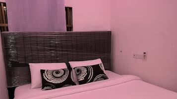 Een strijkplank/strijkijzer, wifi, beddengoed