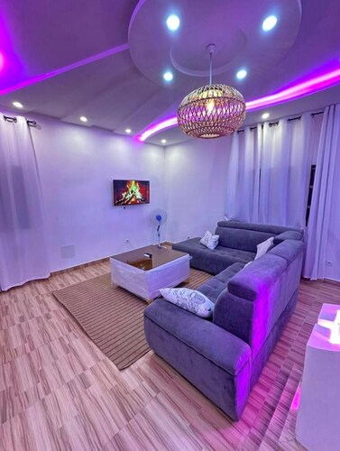 (Your stylish temporary home in Lomé)?