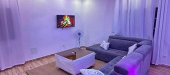 (Your stylish temporary home in Lomé)?
