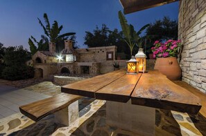 Outdoor dining - Lovely 4-bedroom villa 5 min from the beach (Achlades)