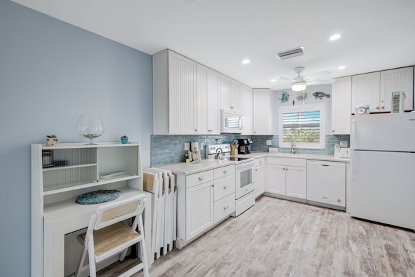 Fridge, oven, stovetop, dishwasher