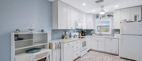 Fridge, oven, stovetop, dishwasher