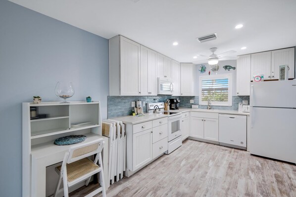 冷蔵庫、オーブン、コンロ、食器洗い機