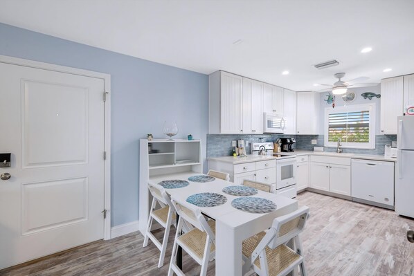 Fridge, microwave, oven, stovetop - Seashells #45-Sanibel Condo with Gulf Access! (Sanibel)