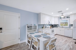 冷蔵庫、オーブン、コンロ、食器洗い機