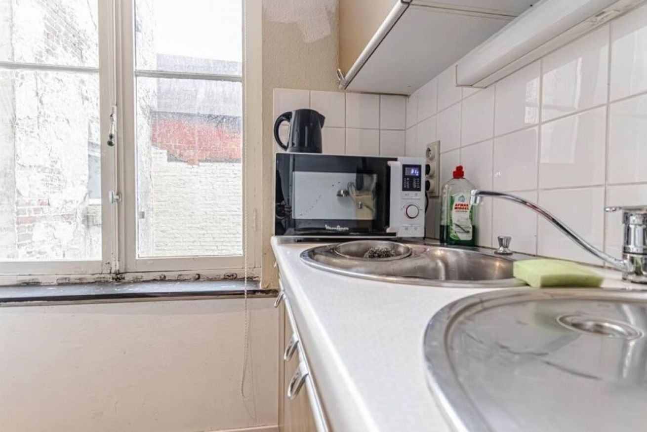 Kühlschrank, Mikrowelle, Herdplatte, Wasserkocher mit Kaffee-/Teezubehör