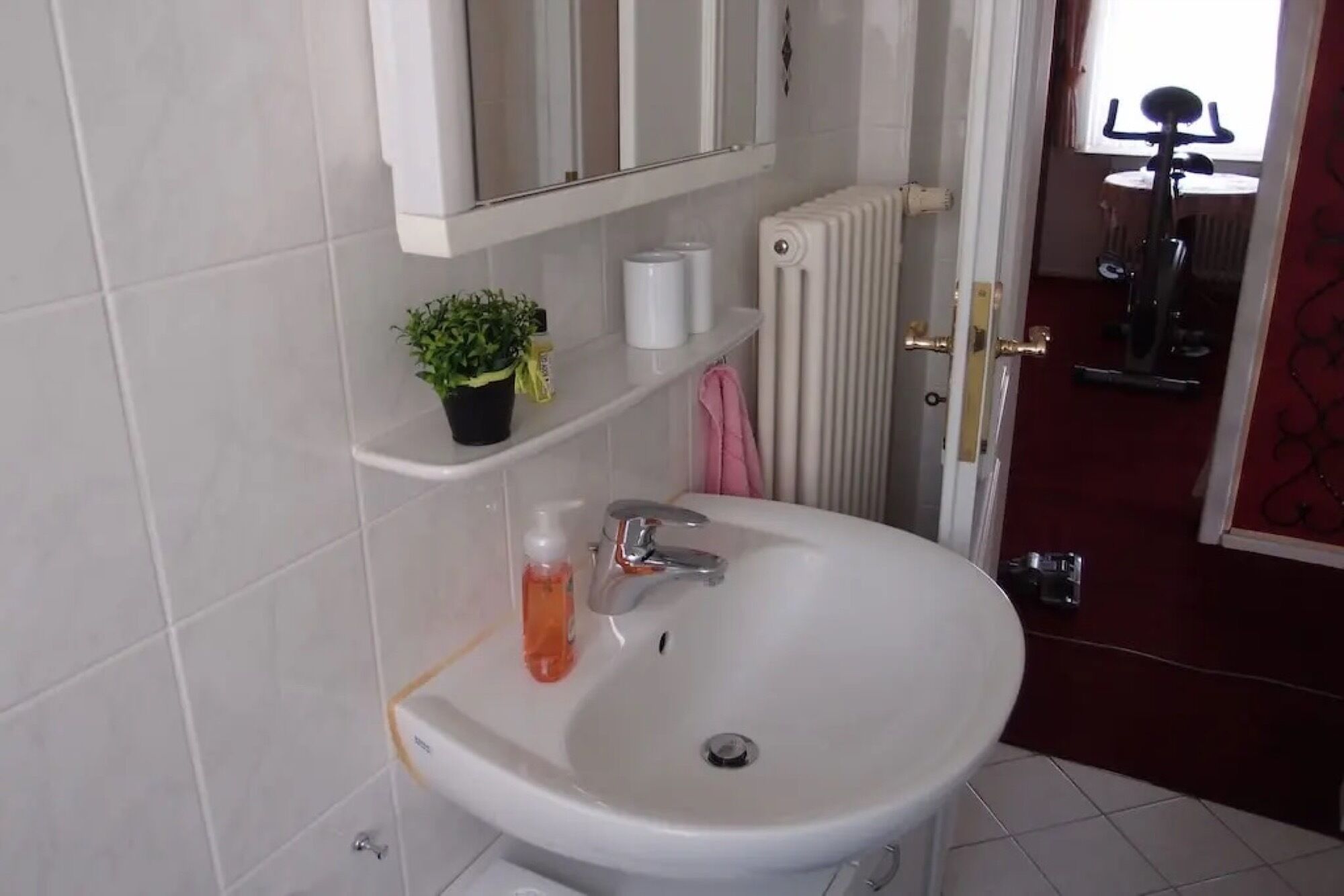 Chuveiro, secador de cabelo, toalhas de banho 