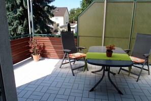 Outdoor dining - Holiday Apartment "Mand" with Balcony and Wi-Fi (Weinheim)