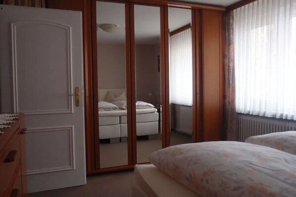 1 bedroom, iron/ironing board, WiFi, bed sheets - Holiday Apartment "Mand" with Balcony and Wi-Fi (Weinheim)