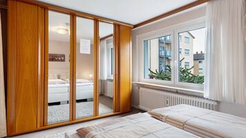 1 habitación, tabla de planchar con plancha, wifi y ropa de cama