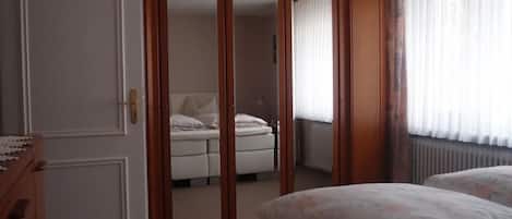 1 habitación, tabla de planchar con plancha, wifi y ropa de cama