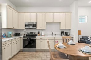 Fridge, microwave, oven, stovetop - The Flamingo Nest - Kid Friendly (Kissimmee)