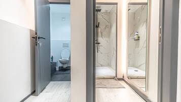 Een douche, een haardroger, handdoeken, zeep