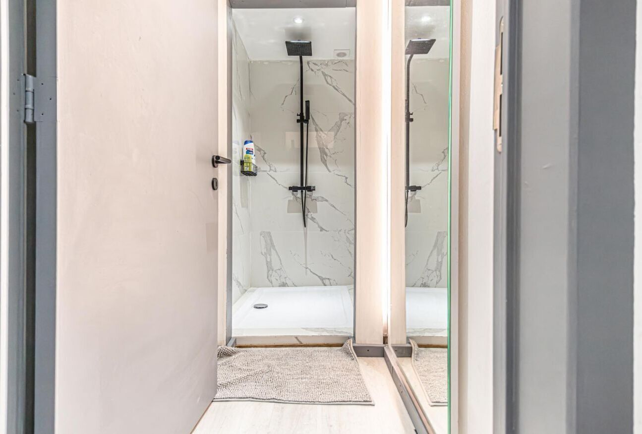 シャワー、ヘアドライヤー、タオル、石鹸