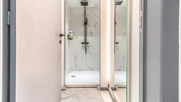 Een douche, een haardroger, handdoeken, zeep