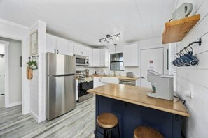 Køleskab, mikrobølgeovn, ovn, kogeplade