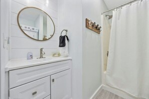 Douche, sèche-cheveux, serviettes fournies
