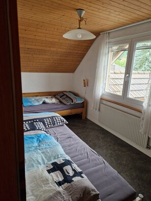2 bedrooms, travel cot, free WiFi, bed sheets