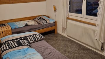 2 quartos, berço de viagem, Wi-Fi de cortesia, roupa de cama