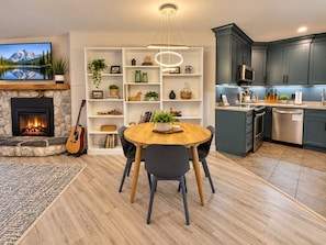 Une cuisine moderne avec des meubles de couleur sombre, un four à micro-ondes encastré et un lave-vaisselle.