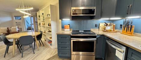 Jääkaappi, mikroaaltouuni, uuni, astianpesukone