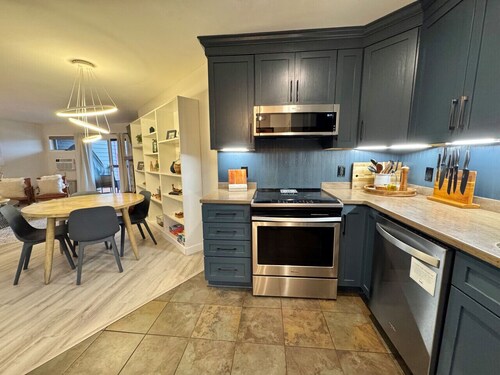 Fully updated condo ski in ski out hot tub pool