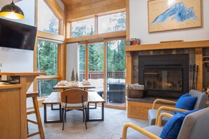Smart TV, fireplace, video games, table tennis - Escape to “Shared Summit” on Minnesota’s North Shore (Lutsen)
