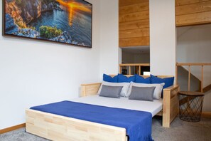 3 bedrooms, iron/ironing board, free WiFi, bed sheets