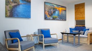 TV connectée, cheminée, jeux vidéo, table de tennis de table