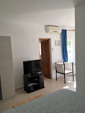 1 bedroom, travel crib, internet, bed sheets