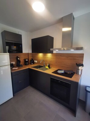 Micro-ondes, four, plaque de cuisson, lave-vaisselle