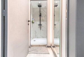 Dusche, Haartrockner, Handtücher, Seife