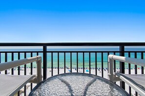 Un balcone con vista su una spiaggia e l'oceano.