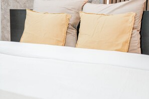 1 bedroom, iron/ironing board, WiFi, bed sheets - Affordable Sleek Room in a Vibrant Setting (Gent)