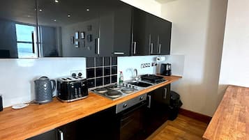 Frigorífico, horno, placa de cocina y hervidor eléctrico