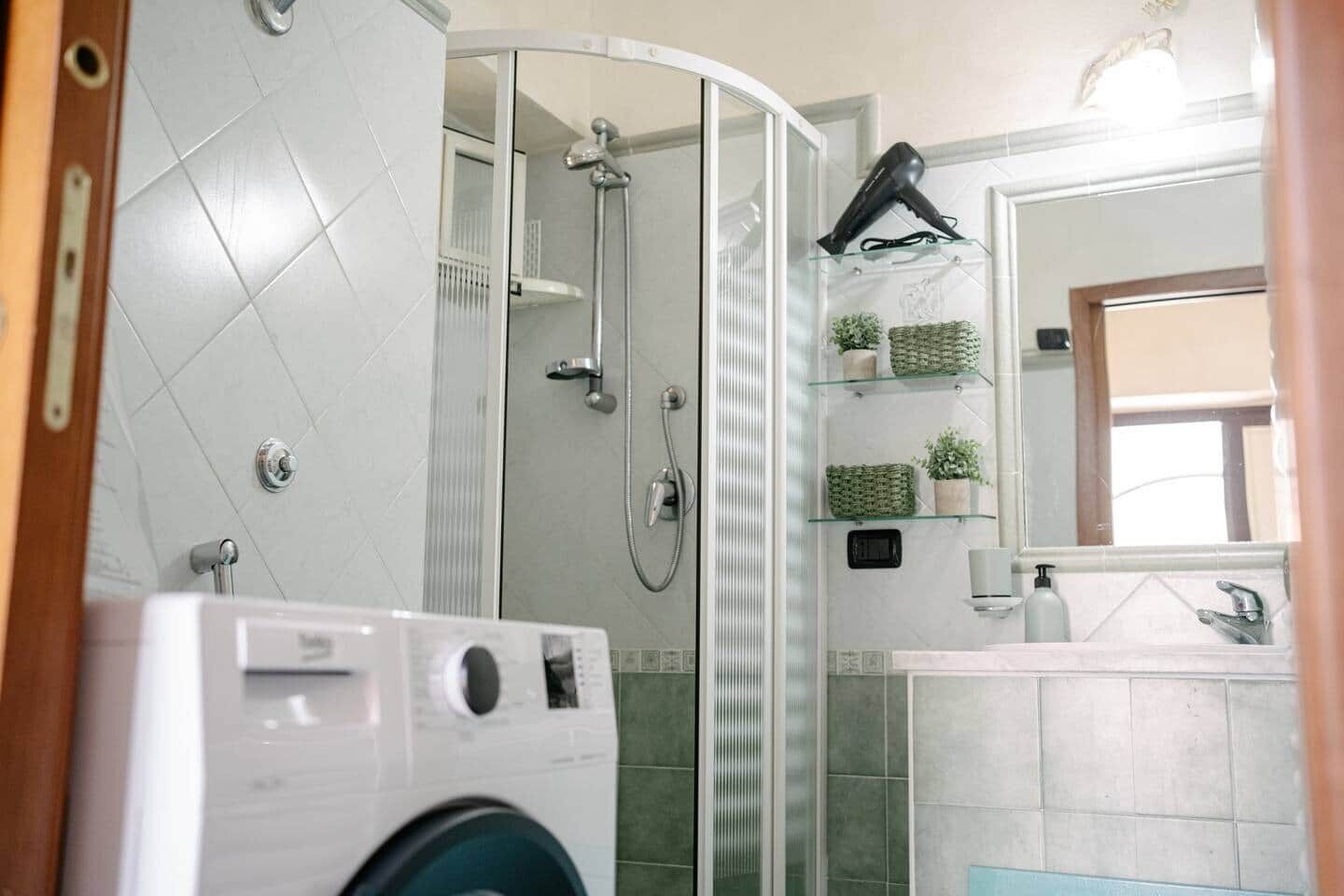 Ducha, secador de pelo, toallas