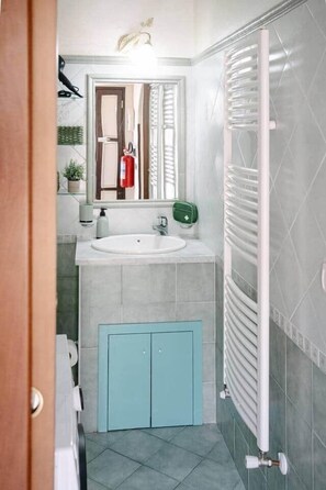 Suihku, hiustenkuivaaja, pyyhkeet