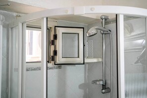 Shower, hair dryer, towels