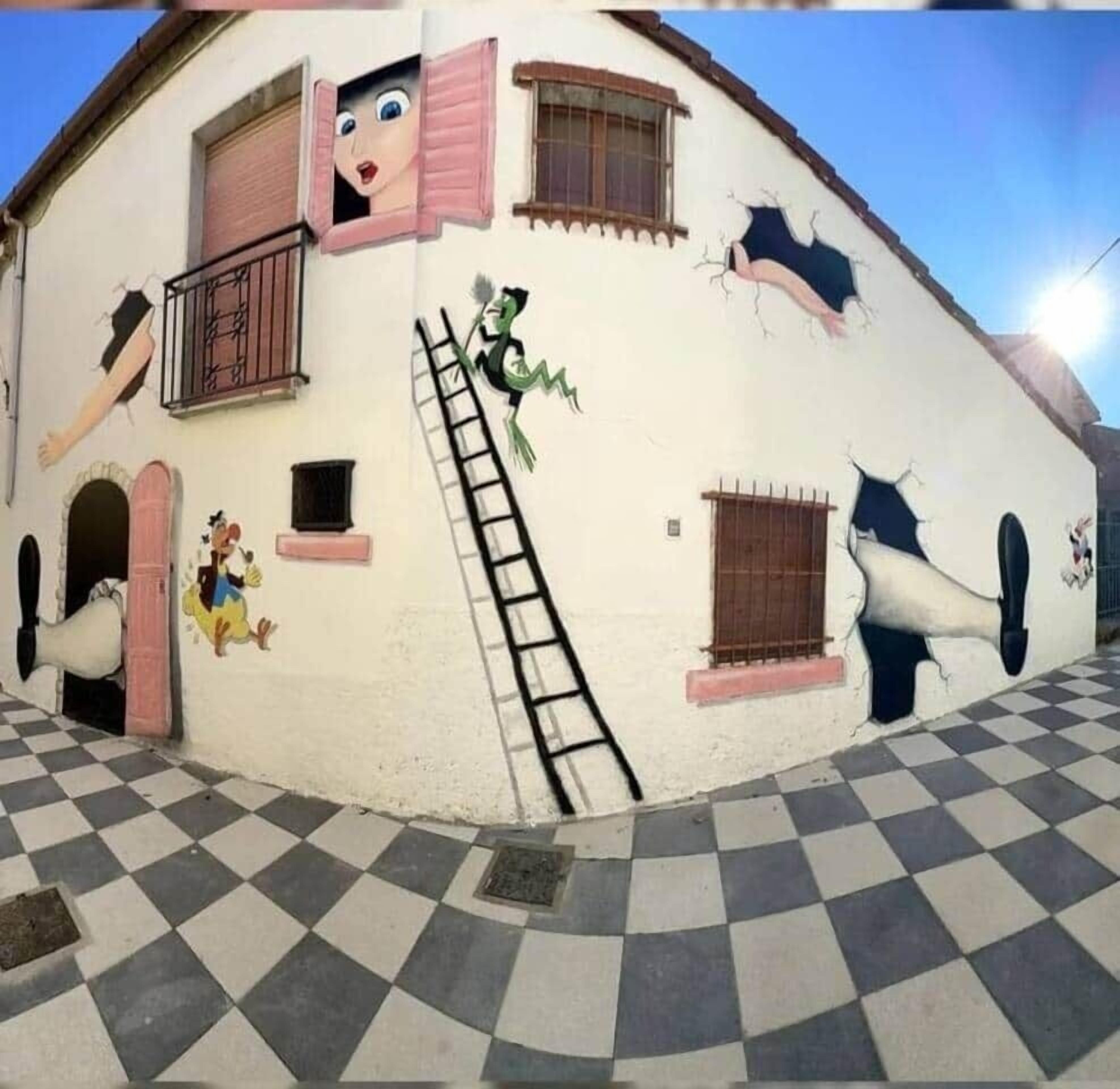 Ein Gebäude mit Schachbrettfußboden, einem Balkon und einer Wandmalerei im Comic-Stil.