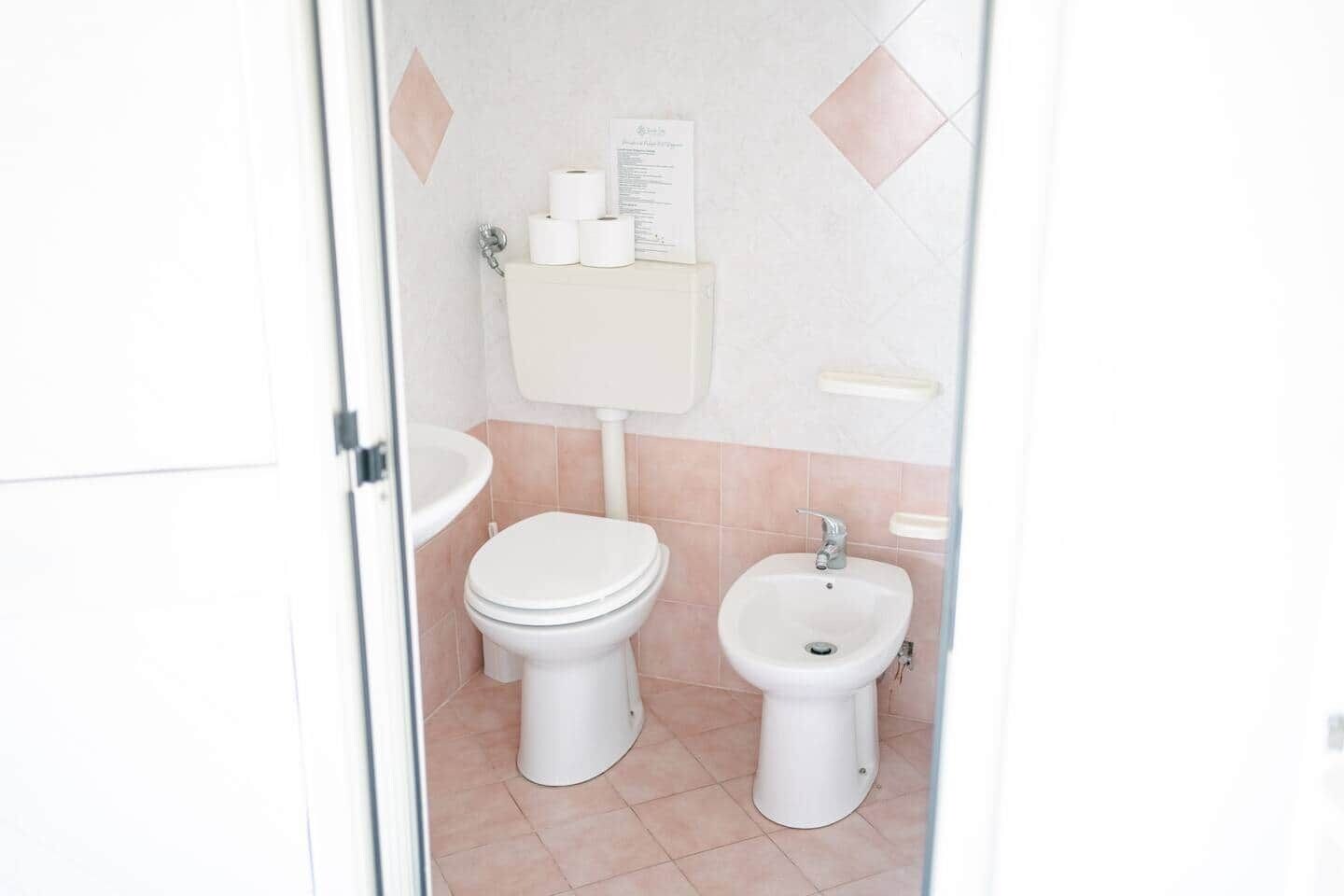 Un bany amb vàter, bidet i rentapisa.