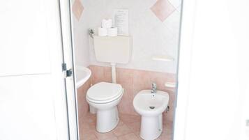 Un bany amb vàter, bidet i rentapisa.