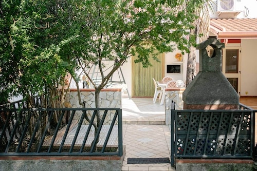 Casa Sole - townhouse by the sea, WiFi, Netflix, A/C