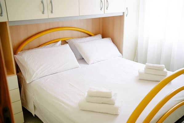 2 bedrooms, iron/ironing board, WiFi, bed sheets